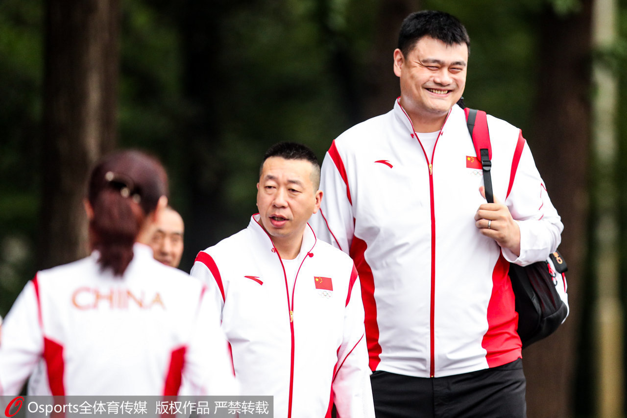 姚明陪伴中国女篮出征。