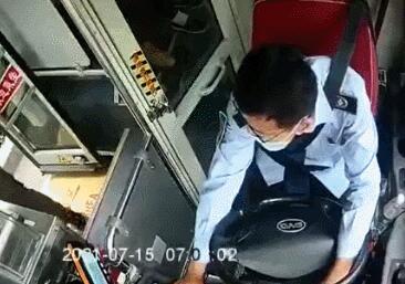 西安女孩公交车上遭遇裙底偷拍 与司机配合报警堪称“教科书”操作