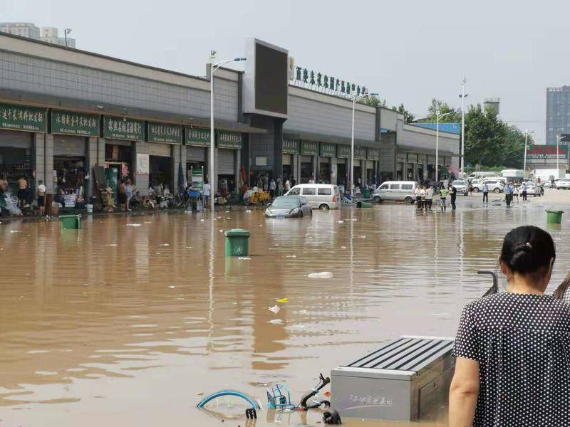 西安朱雀农副产品批发市场门口因暴雨被淹 水位最深处淹过车门