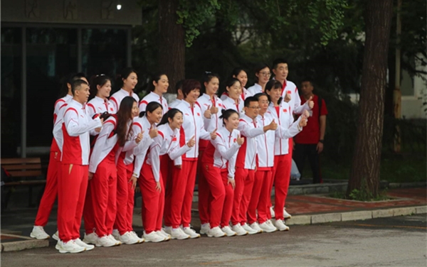 中国女排今出征东京：目标是奥运金牌 郎平换新发型意气风发
