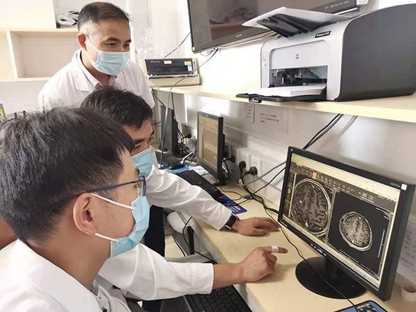 上海市第一人民医院南部神经外科团队正在查看患者影像学报告。  上海市第一人民医院 供图