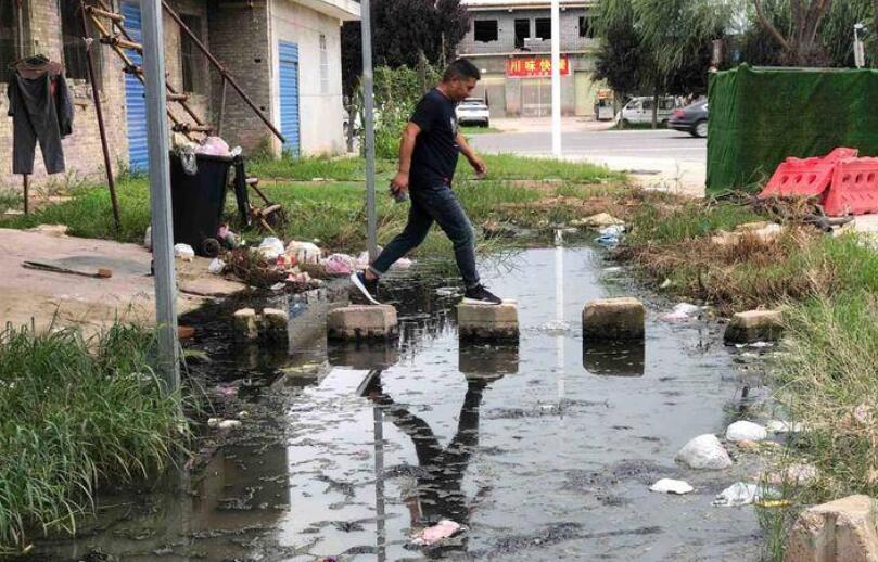 高陵安里村修路后污水横流 村民呼吁相关部门管一管