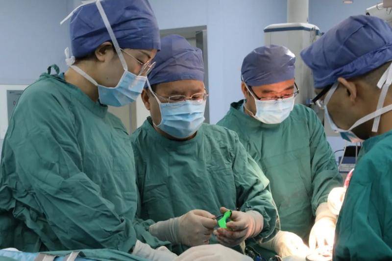 西安10岁男孩摔倒送医后发现12种畸形 医生挑战手术禁区夺回生命