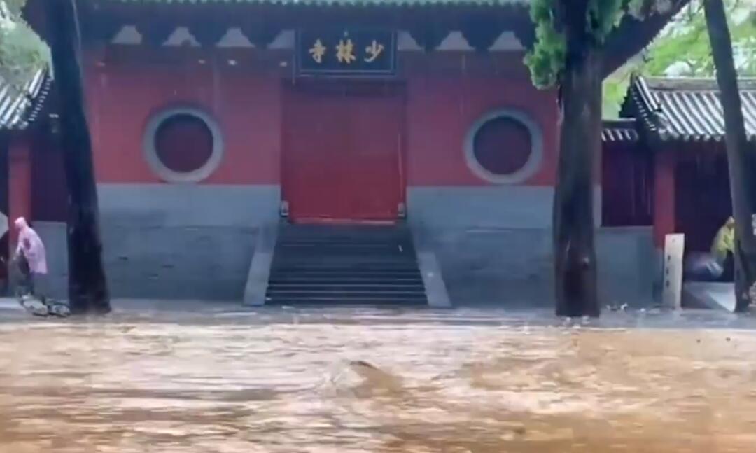 河南暴雨突破历史极值：市民爬树 水淹少林