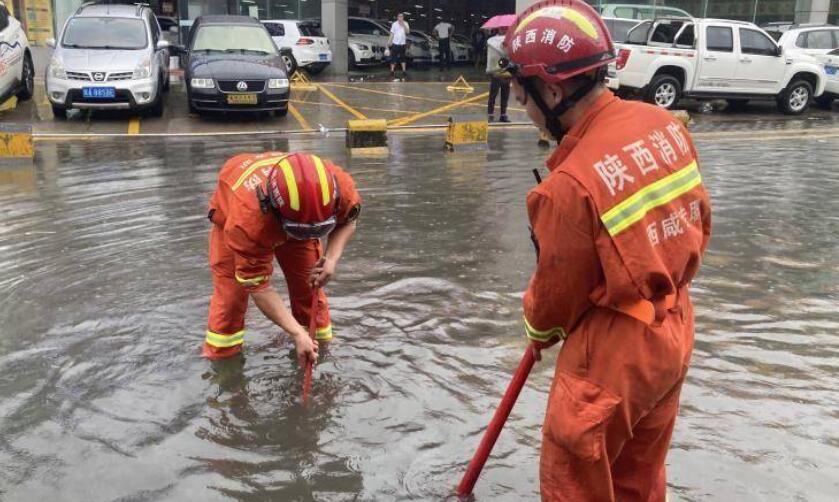西咸新区突降暴雨多地内涝 消防火速救人排涝