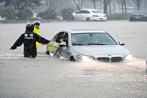 河南遭遇“千年一遇”极端罕见强降雨：洪水漫灌 郑州告急