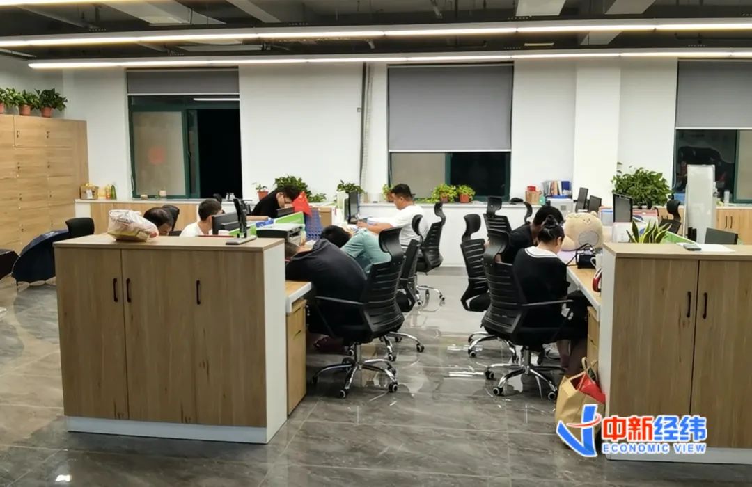▲赵磊的公司办公区，坐满了一些无法回家的市民。