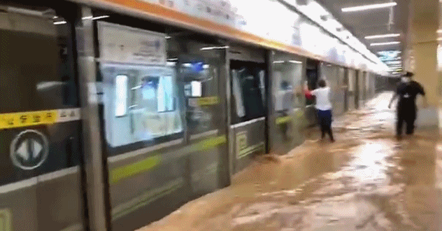 暴雨积水致12人遇难 郑州地铁公司官网变黑白色