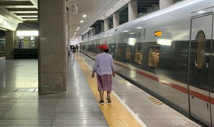 陕西女子口述困在郑州站的一天一夜：睡觉都是半睡半醒