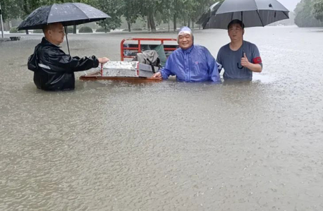 雨中忙碌的后勤人员。郑州大学官方微信公众号 图