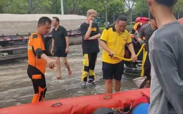 郑州一地铁站附近一家四口被困车中 陕西救援队成功营救