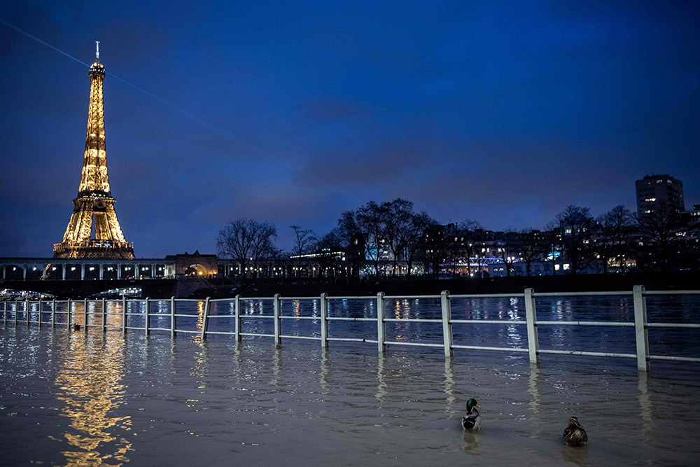 当地时间2021年2月1日，法国巴黎，塞纳河两旁道路被洪水淹没。 人民视觉 图