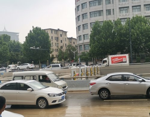 持续关注|郑州京广路隧道堆叠车辆已撤离 隧道积水仍在抽排