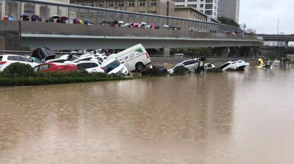 郑州市民王女士7月21日上午9点左右途经陇海路与京广路南隧道附近看到，有多辆车泡在水中。（受访者 提供）