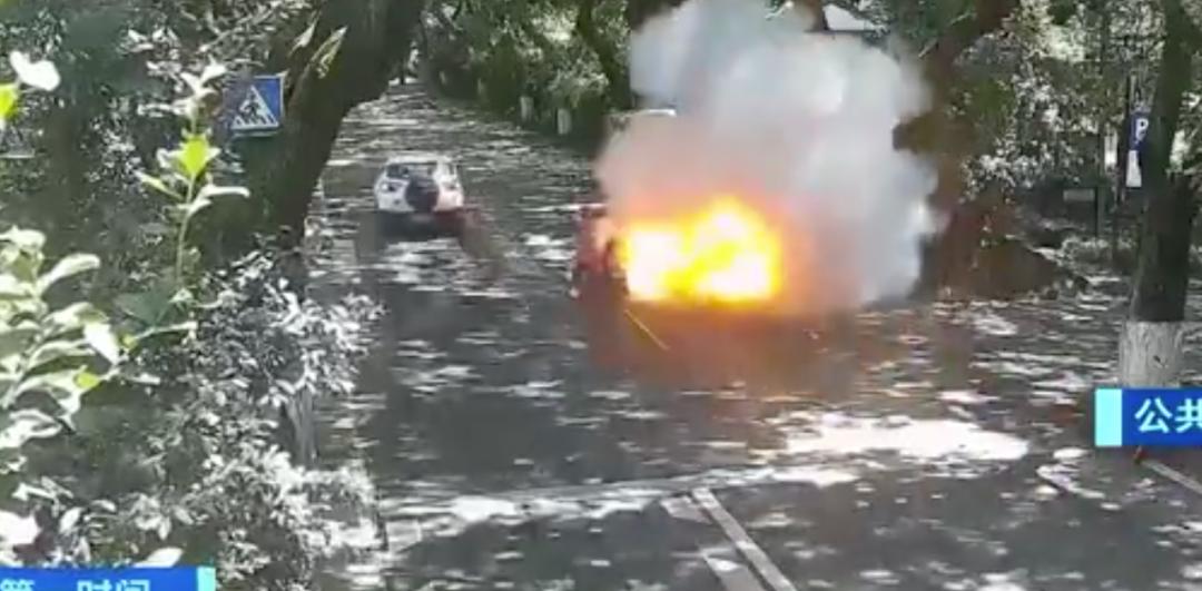 电动车突然起火爆燃。图源：央视网视频截图
