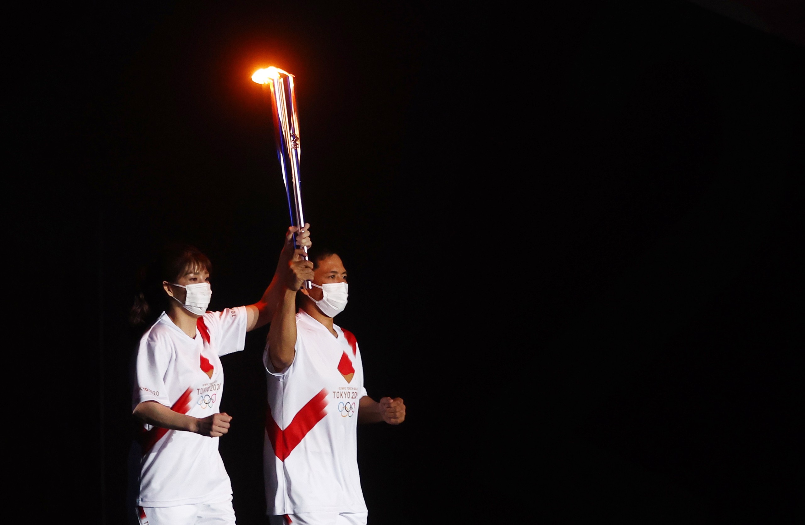 当地时间2021年7月23日，日本东京，2020东京奥运会开幕式。第一棒火炬手是柔道运动员野村中宏和摔跤运动员吉田沙保里。