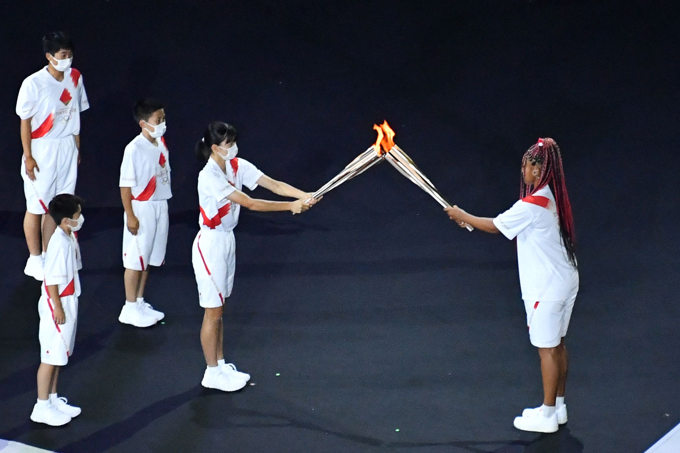 当地时间2021年7月23日，日本东京，2020东京奥运会开幕式。第五棒火炬手由六名日本小朋友组成。