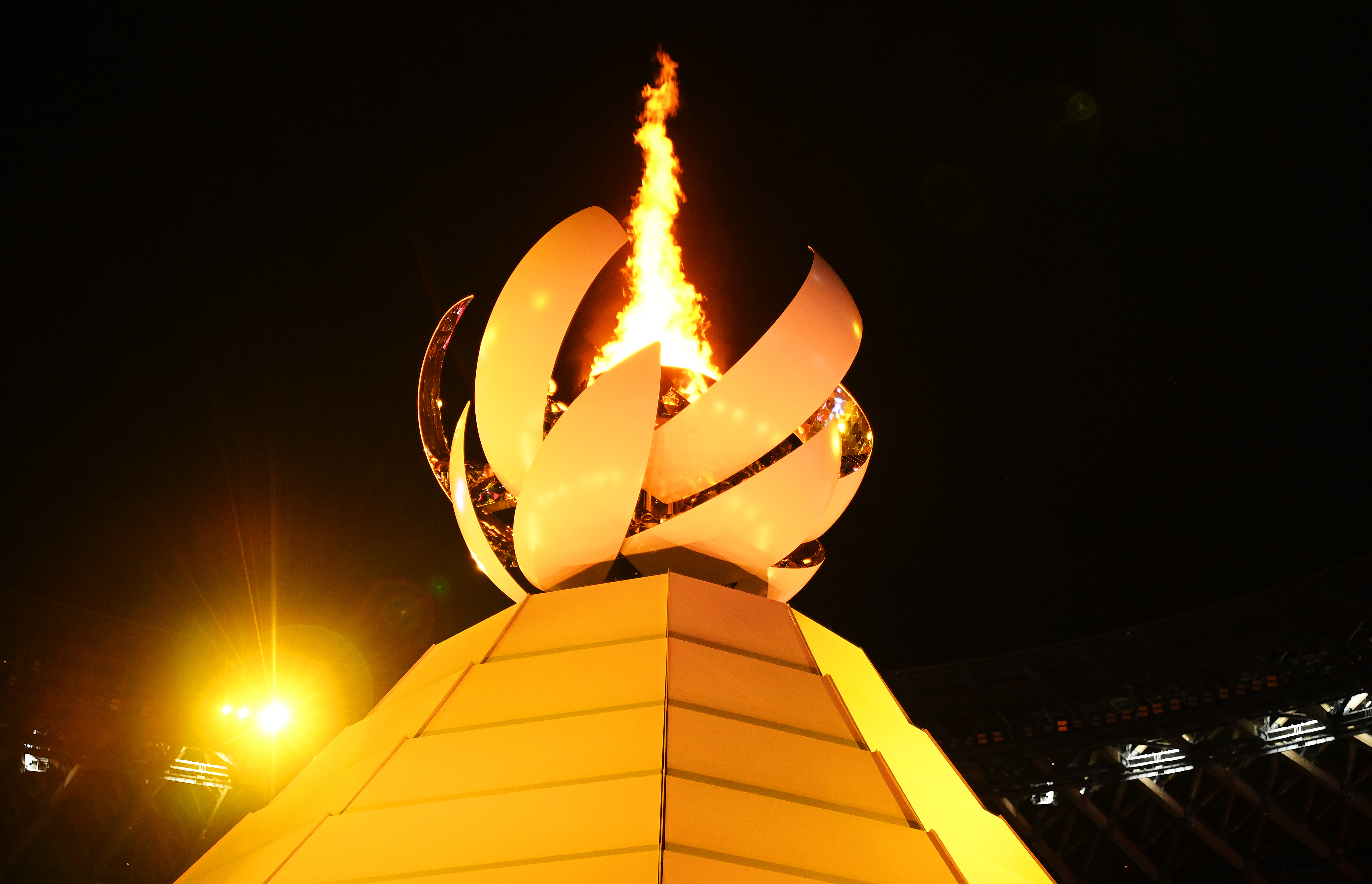 当地时间2021年7月23日，日本东京，2020东京奥运会开幕式。点燃的奥运圣火细节图。