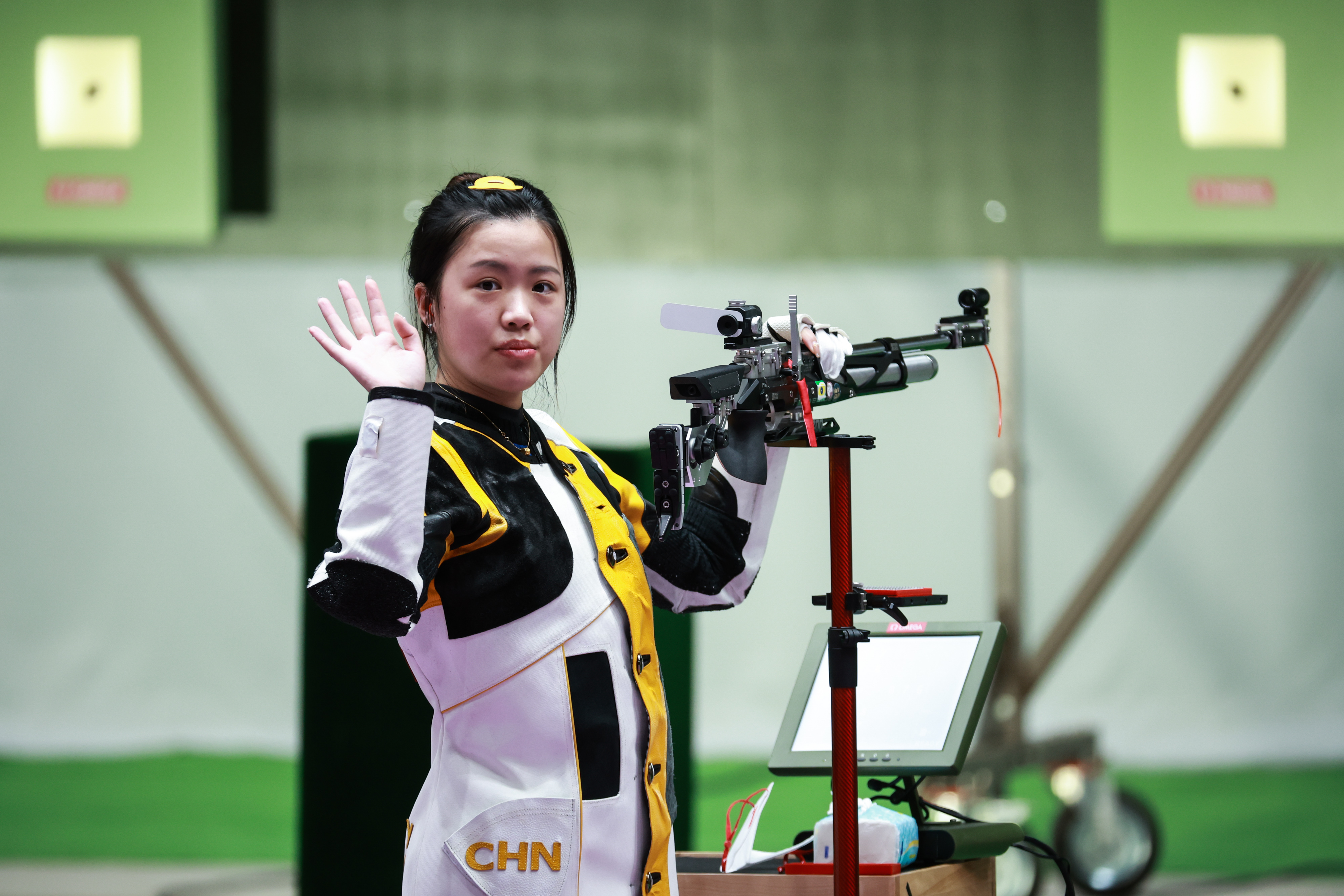 中国代表团夺奥运首金！杨倩10米气步枪摘金 她来自清华