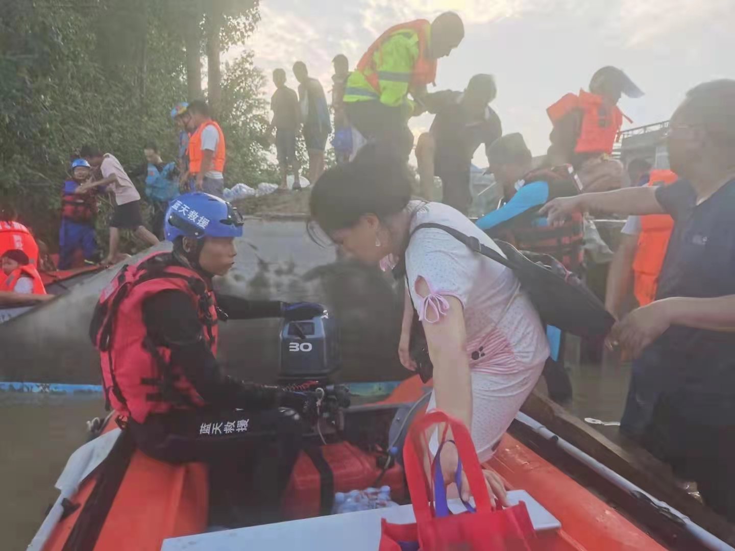 蓝天陕西救援力量一天转移群众约380人 救援需求电话看这里