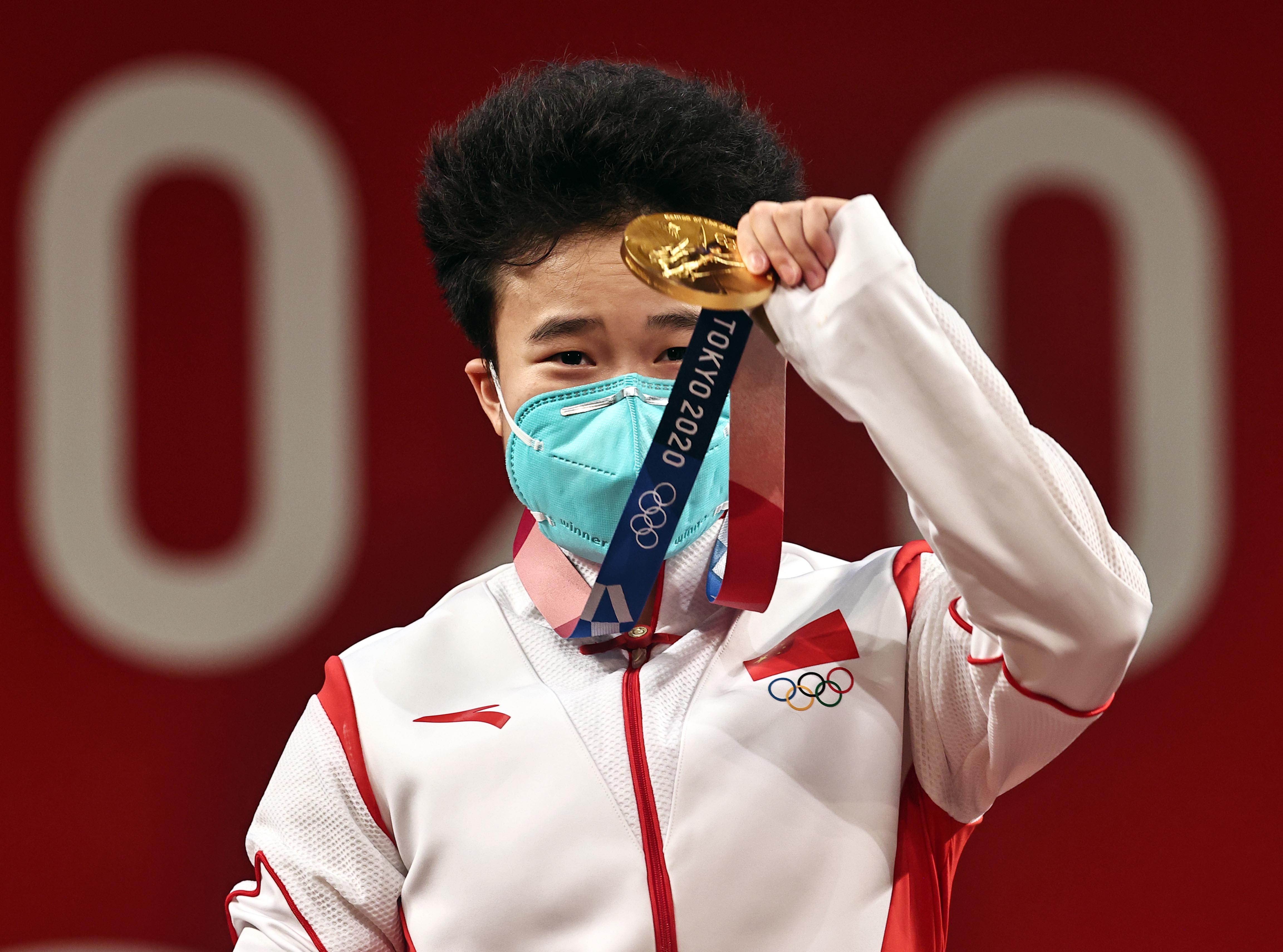 侯志慧终于戴上了金牌。