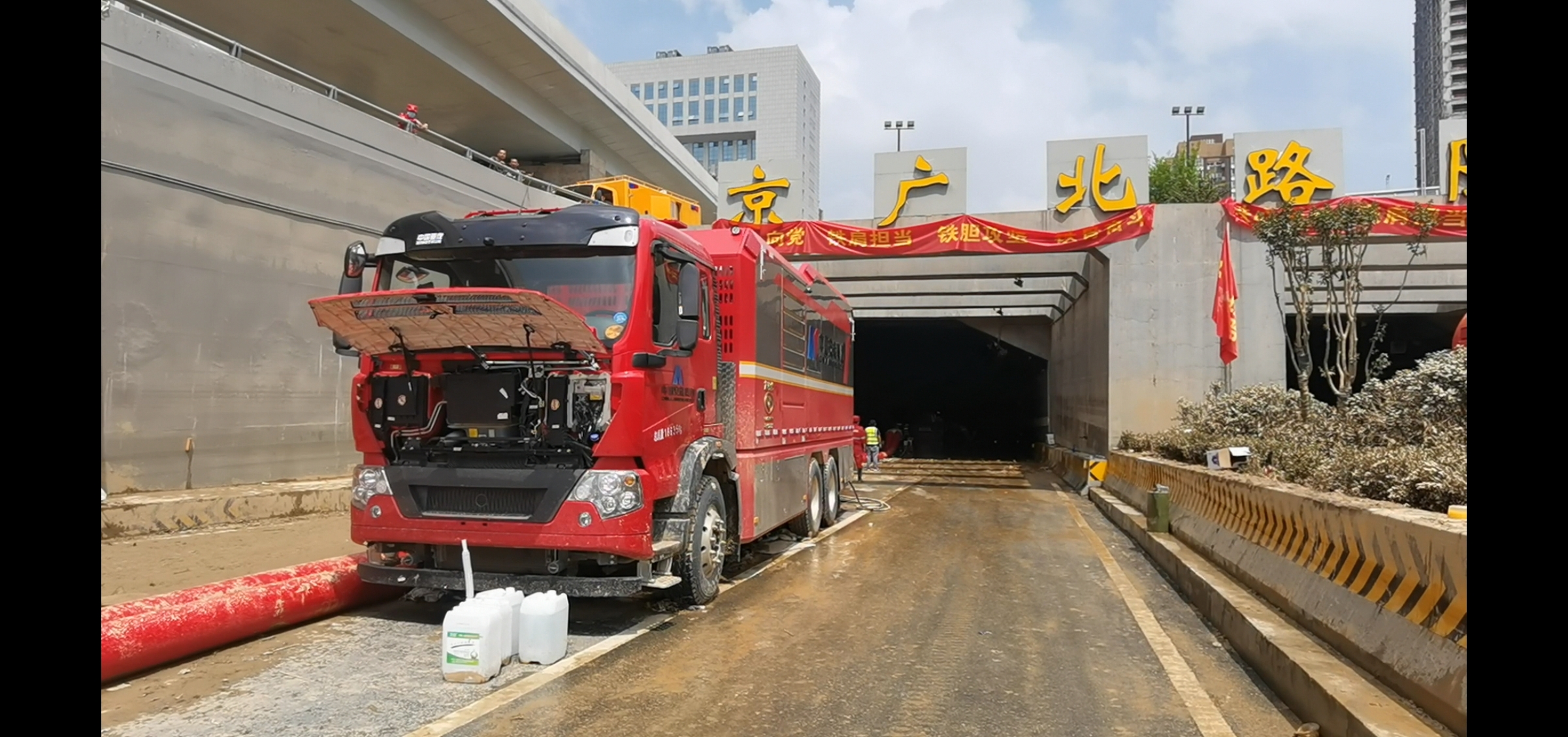 7月24日上午11点，京广北路隧道南出口。