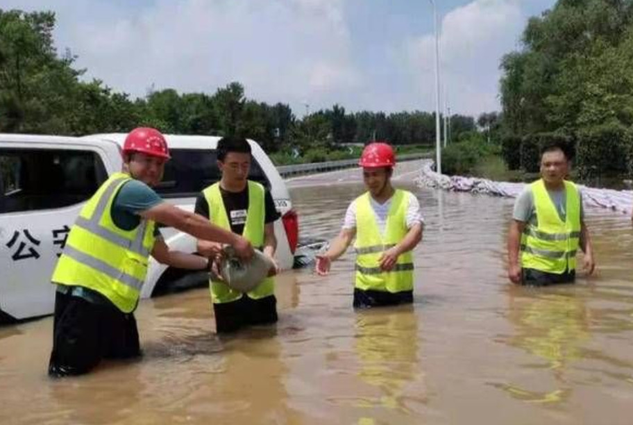 陕西路桥全力参与河南抢险救灾 投入抢险救灾第一现场