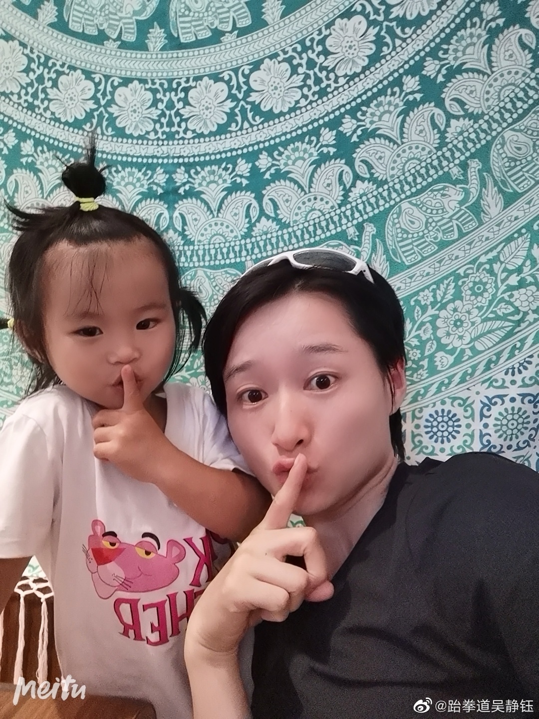 吴静钰和女儿。