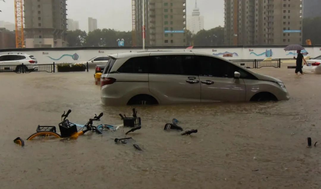 7月20日，车辆在郑州市街头被淹。