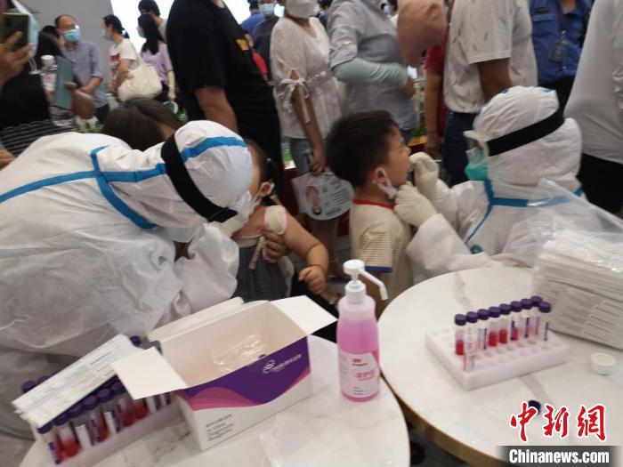 至7月24日20时，南京共检测完成920.9万人份核酸采样。截至7月24日24时，共发现57例阳性。江苏省人民医院供图