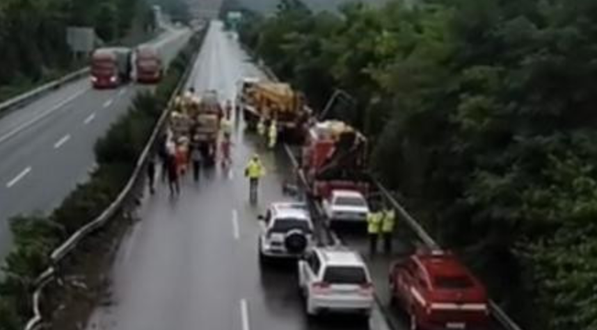 甘肃载63人大巴车发生侧翻冲出高速 事故目前已造成5人死亡