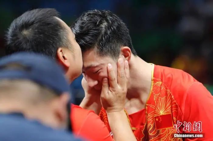 当地时间8月17日，2016里约奥运男子乒乓球团体赛决赛举行，中国队最终以总比分3：1的成绩战胜日本队获得冠军。中新网记者 盛佳鹏 图
