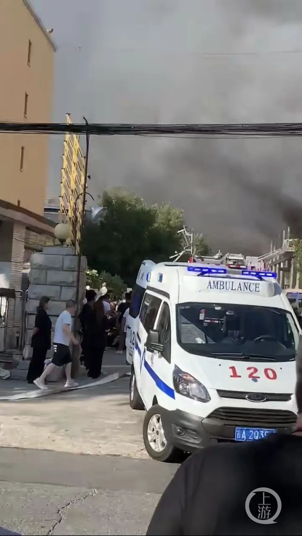 7月24日下午，长春市一物流仓库起火，消防、急救等部门赶到现场救援。/受访者供图