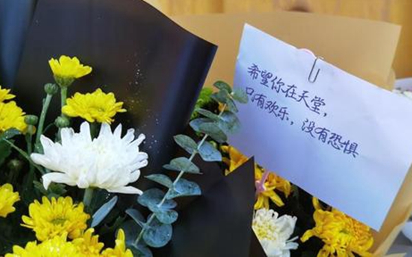 愿天堂没有洪水！郑州地铁遇难者“头七” 沙口路站摆满献花