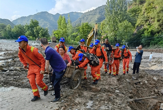100多名消防官兵挺进洛南灾区 徒步20公里将村民抬至安全地带