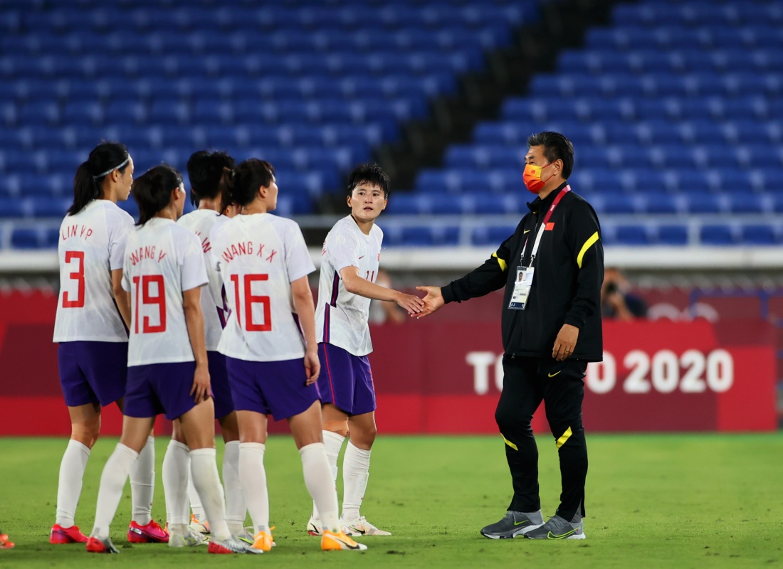 7月27日，中国队主教练贾秀全在赛后和队员们握手。当日，在日本横滨举行的东京奥运会女足小组赛F组比赛中，中国队以2比8不敌荷兰队。新华社 图