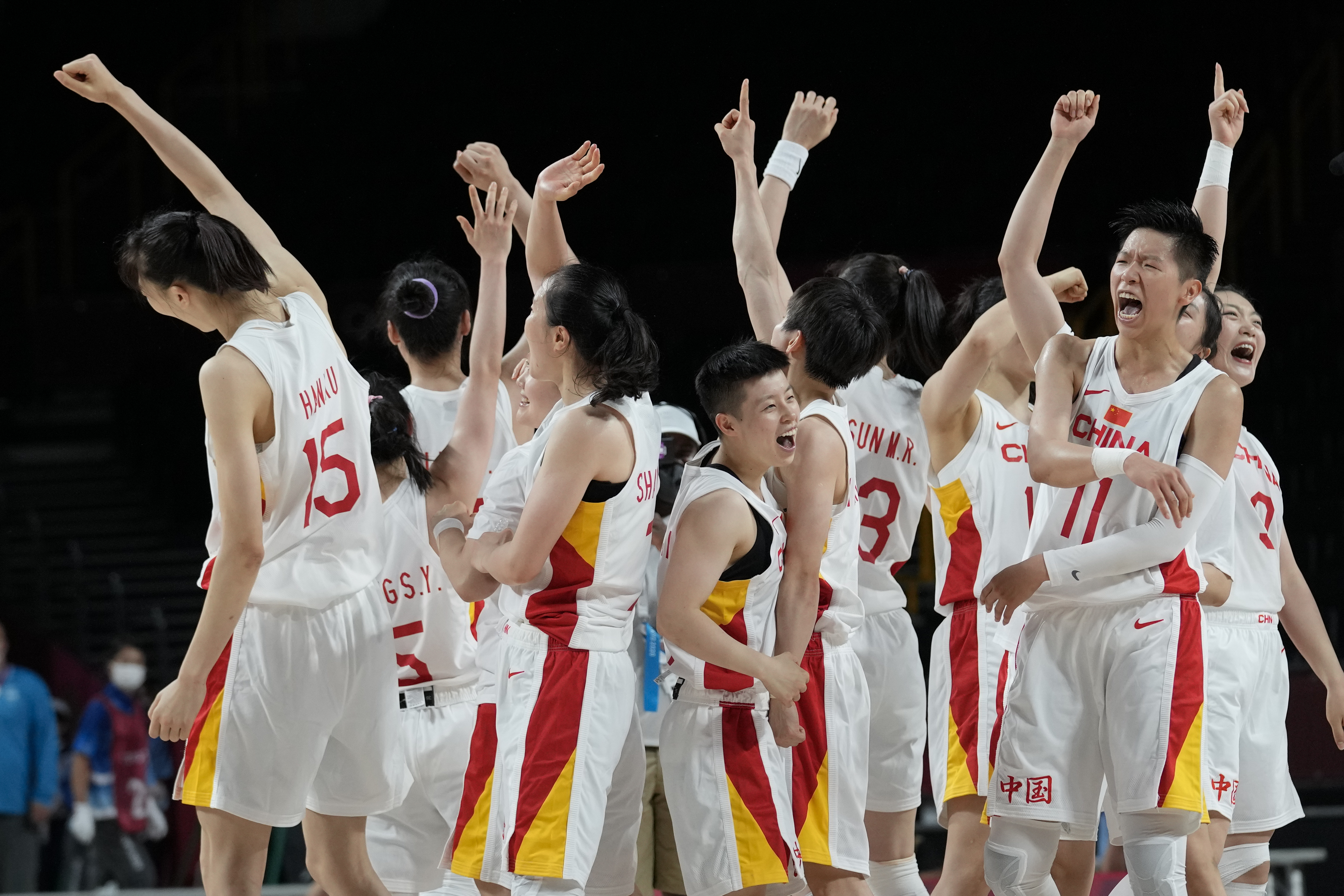 中国女篮姑娘们庆祝胜利。