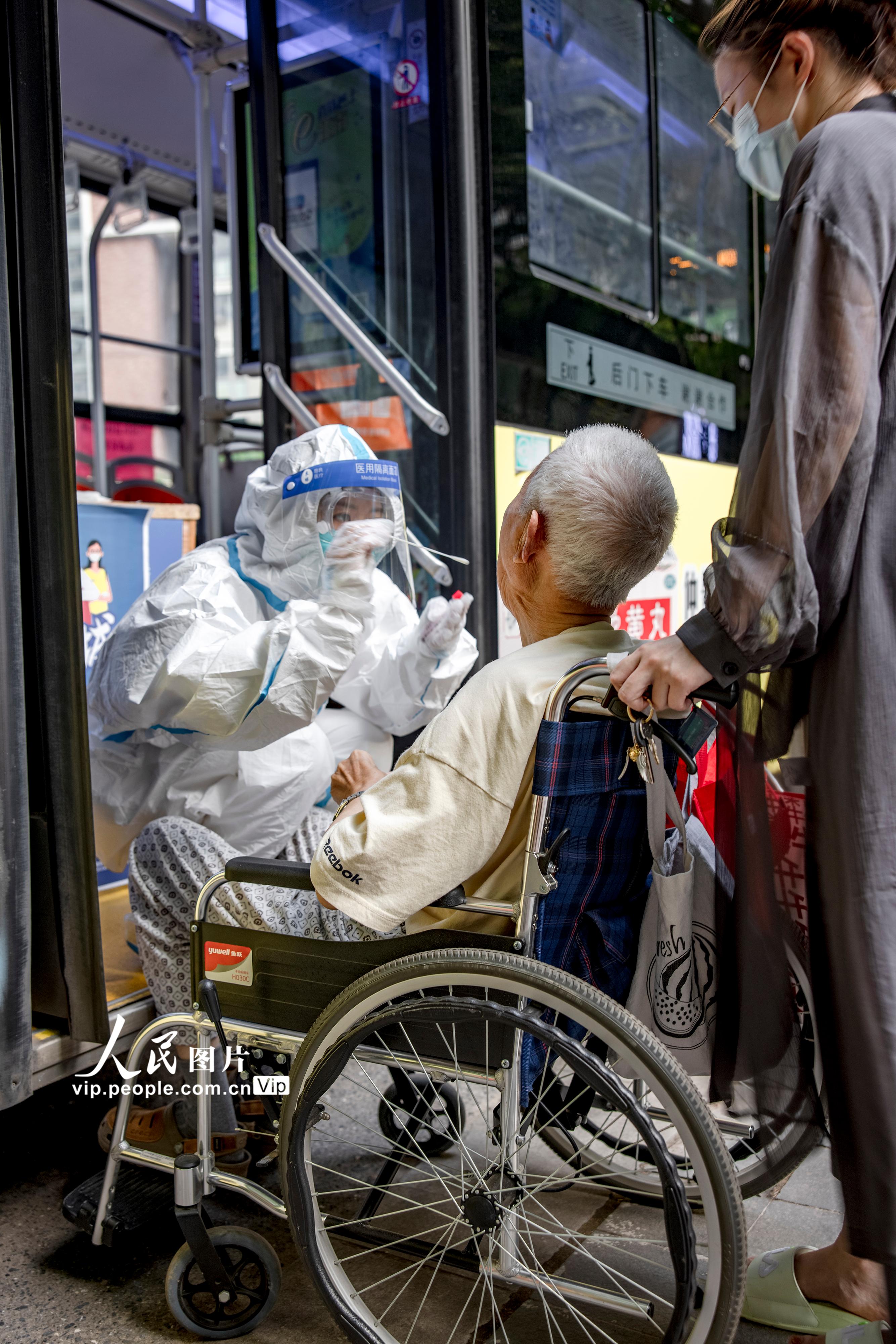 南京：流动核酸采样车现身街头
