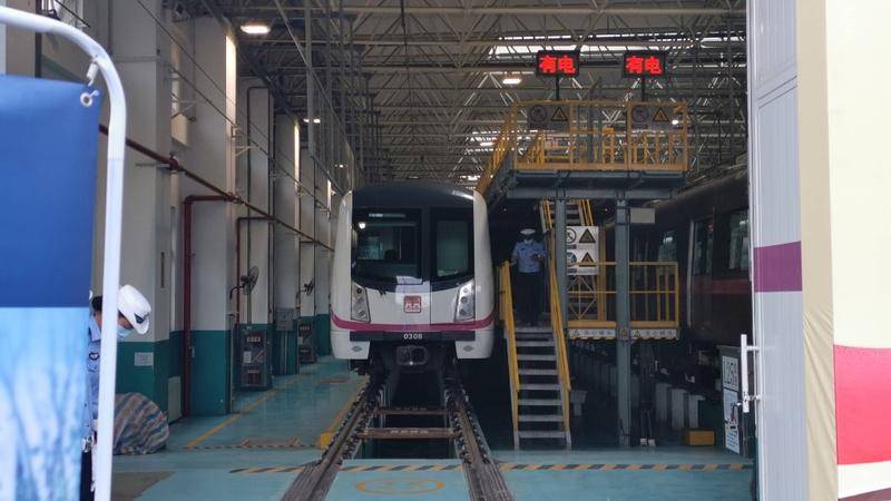 十四运交通安全主题地铁专列今日在西安投入使用