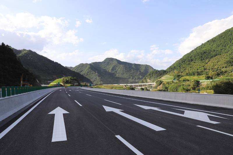 宝坪高速路面工程全部完成 9月将提前通车