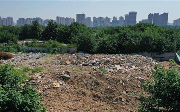 西安市民将6亩地出租存放木材竟成垃圾倾倒地 未央城管已介入调查