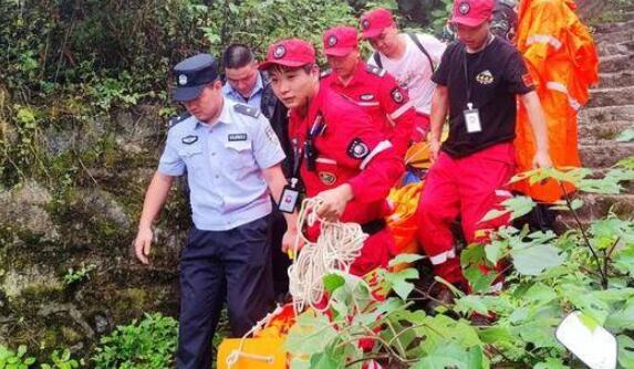 降雨、气温低致两名游客被困秦岭 民警和救援队合力救援