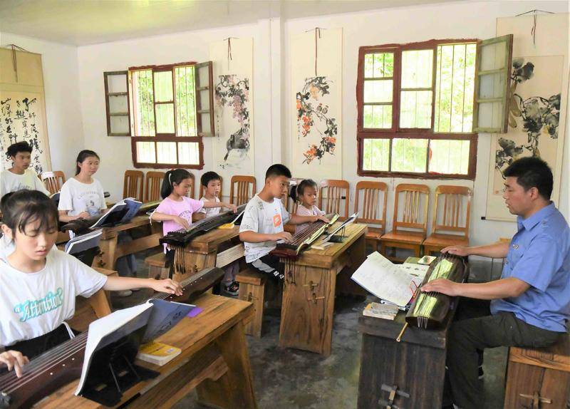 深山里，驻村干部为孩子们办起暑假古琴兴趣班