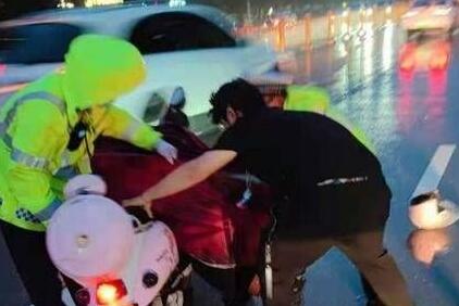 女子骑电动车与汽车相撞倒在雨中 西安交警迅速救助送医