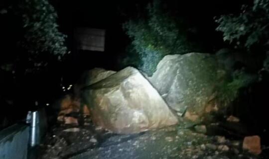 秦岭210国道发生塌方 巨石掉落部分路基受损
