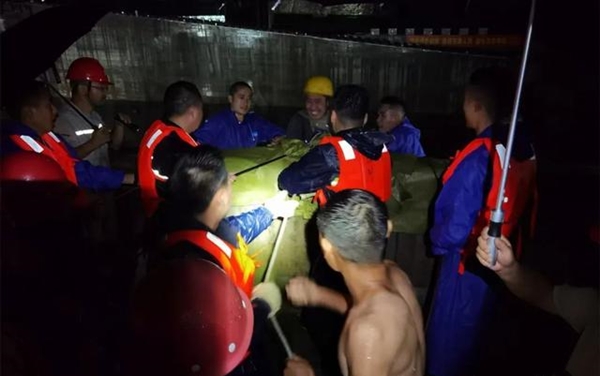 水电站22名工人因暴雨被困 旬阳公安紧急救援