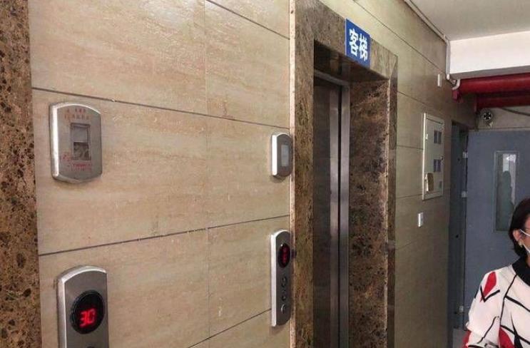 西安一业主乘电梯时从28楼急降至16楼 物业：维保人员未做好提示断电维修