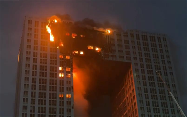 大连“门”形高楼燃烧5小时后明火扑灭 曾被投诉存在重大消防隐患