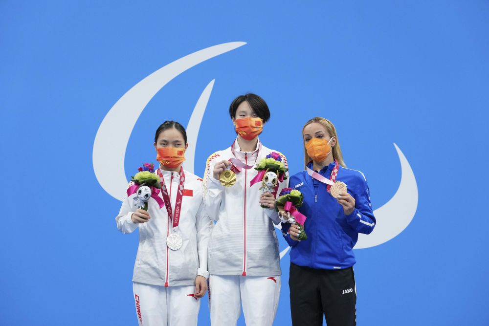 中国选手马佳（中）、李桂芝（左）和塞浦路斯选手卡罗琳娜在颁奖仪式上合影。新华社记者胡虎虎摄