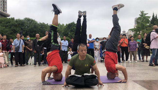 西安平均年龄50岁的“老小伙”相聚广场健身 每人都有拿手动作
